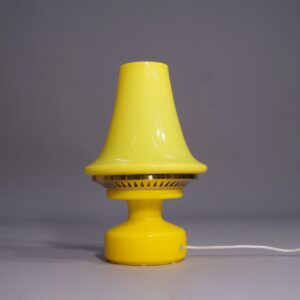 1960's desk lamp in yellow glass by Hans-Agne Jakobsson AB. Bordslampa i gult glas av Hans-Agne Jakobsson 60-tal.