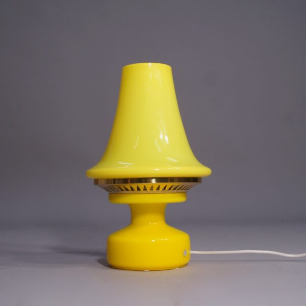 1960's desk lamp in yellow glass by Hans-Agne Jakobsson AB. Bordslampa i gult glas av Hans-Agne Jakobsson 60-tal.