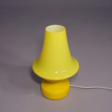 1960's desk lamp in yellow glass by Hans-Agne Jakobsson AB. Bordslampa i gult glas av Hans-Agne Jakobsson 60-tal.