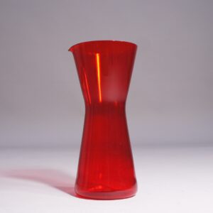 Jug in red glass by Kai Franck for Nuutajärvi Notsjö,Finland. Kanna i rött glas av Kaj Franck.