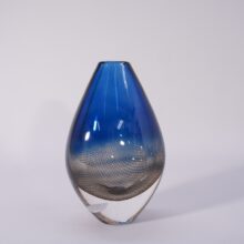 Sven Palmqvist för Offefors, Sweden. "Kraka". Signerad 1950 vas i glas.