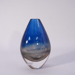Sven Palmqvist för Offefors, Sweden. "Kraka". Signerad 1950 vas i glas.